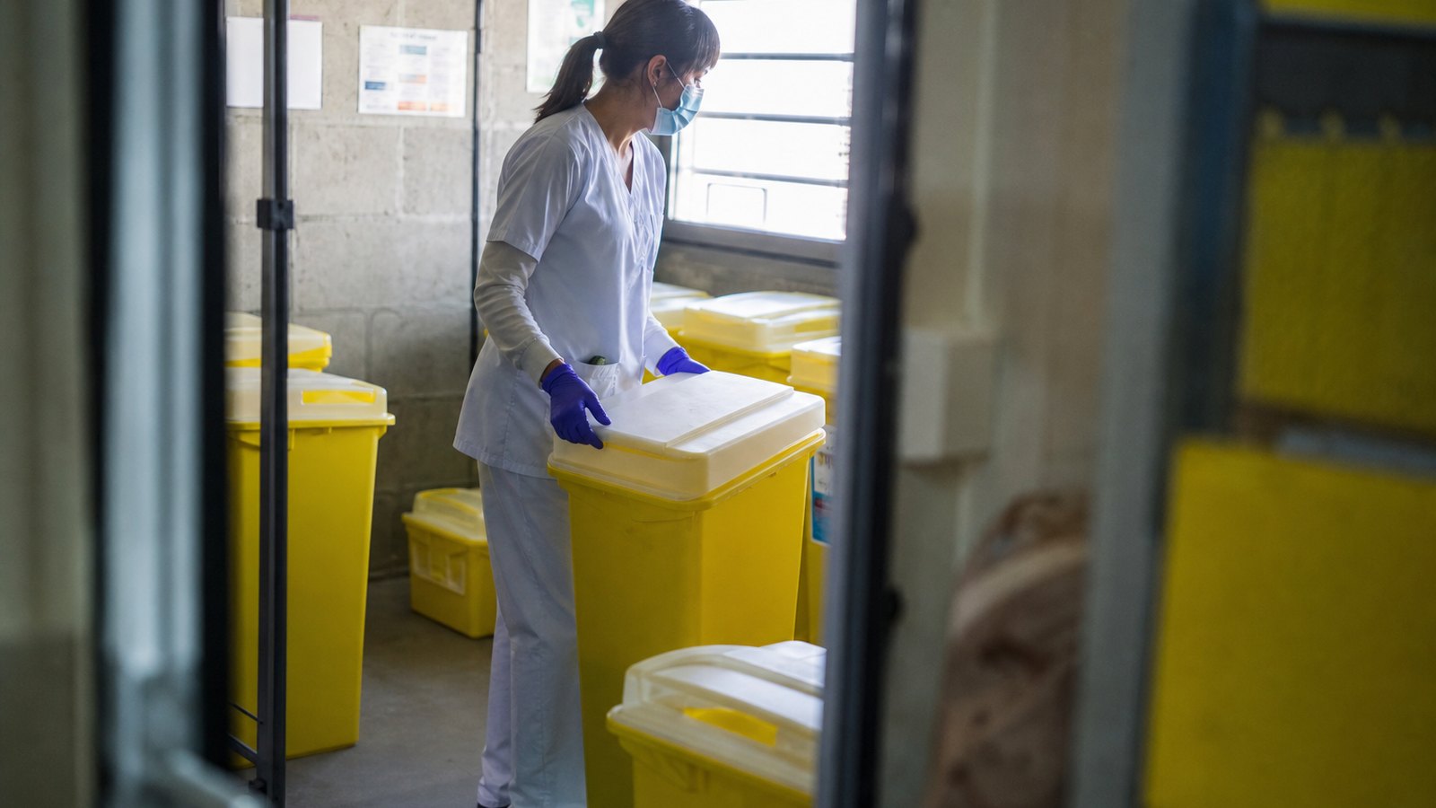 Local de stockage de déchets de soins avec contenants scellés