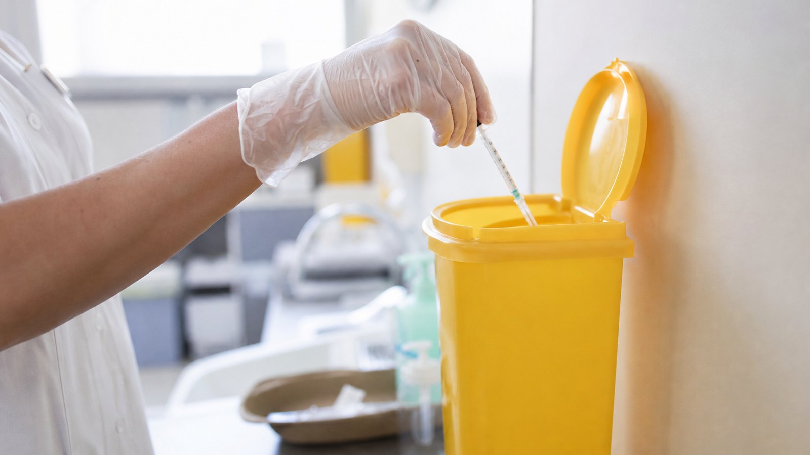 Contenants jaunes de déchets de soins dans un cabinet médical