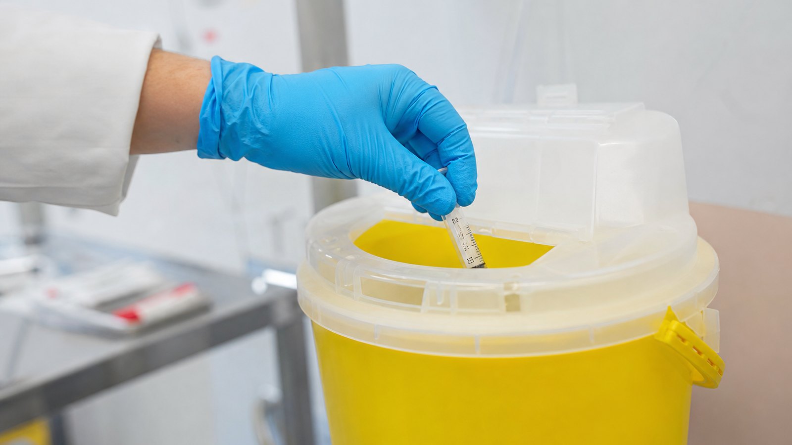 Boîte à aiguilles et sac jaune pour déchets de soins